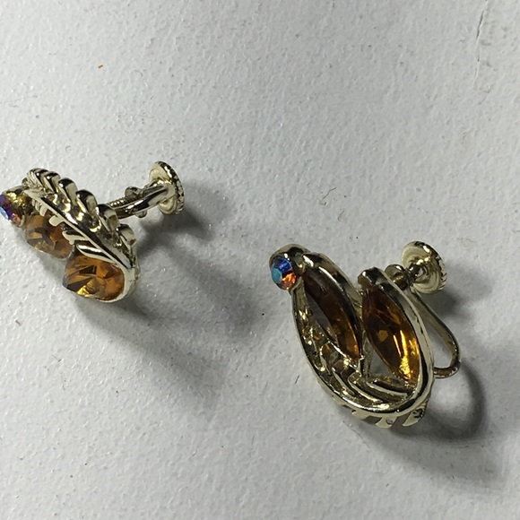 @Popup Show: Vintage Star Signed AB Rhinestone Clip Earrings - Picture 4 of 8